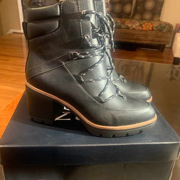 Women’s black naturalizer ankle boot - Picture 2 of 4